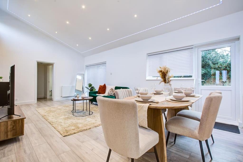 Sleek 3 Bedroom 6 Beds 2 Bath Apartment Colchester