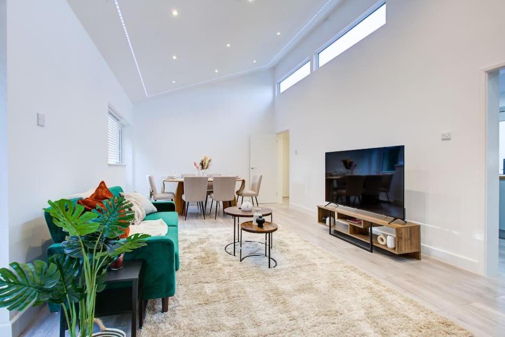 Apartment Sleek 3 Bedroom 6 Beds 2 Bath Colchester