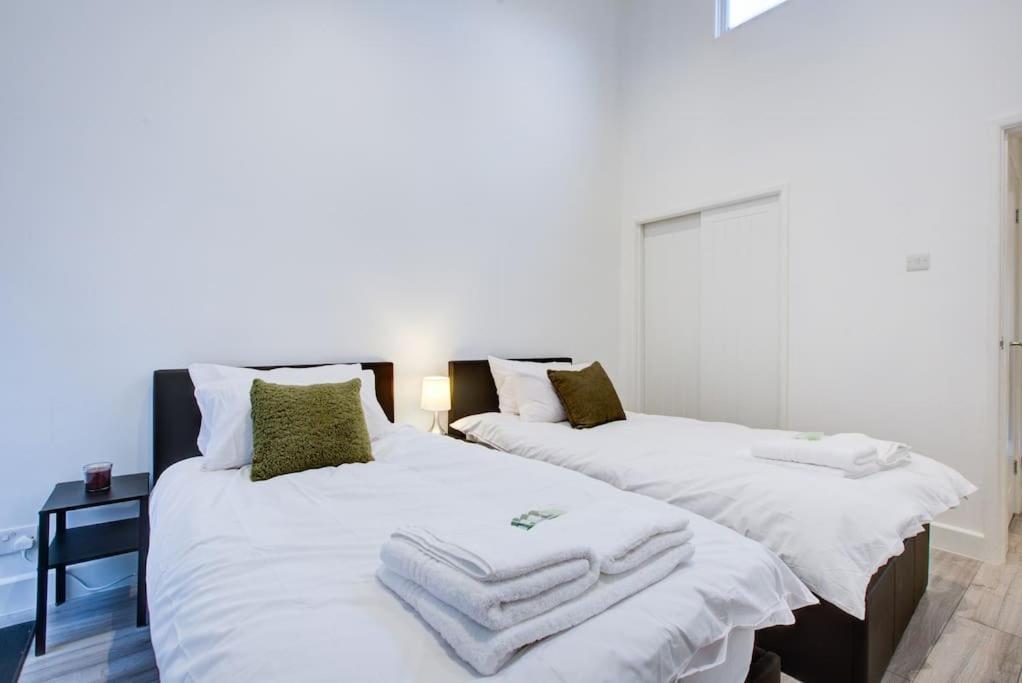 Sleek 3 Bedroom 6 Beds 2 Bath *