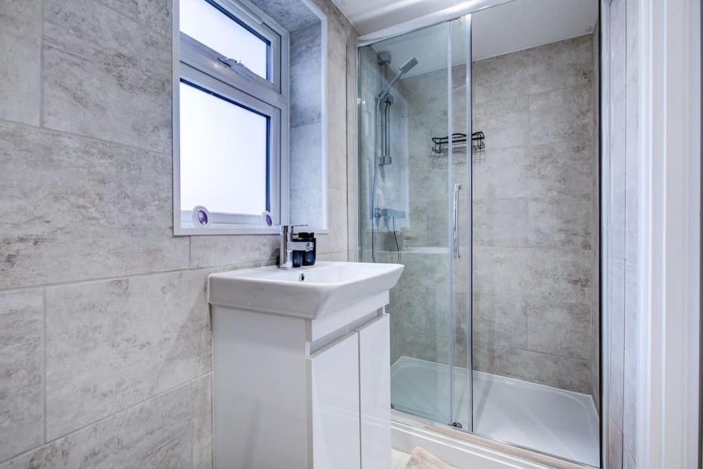 Sleek 3 Bedroom 6 Beds 2 Bath Colchester