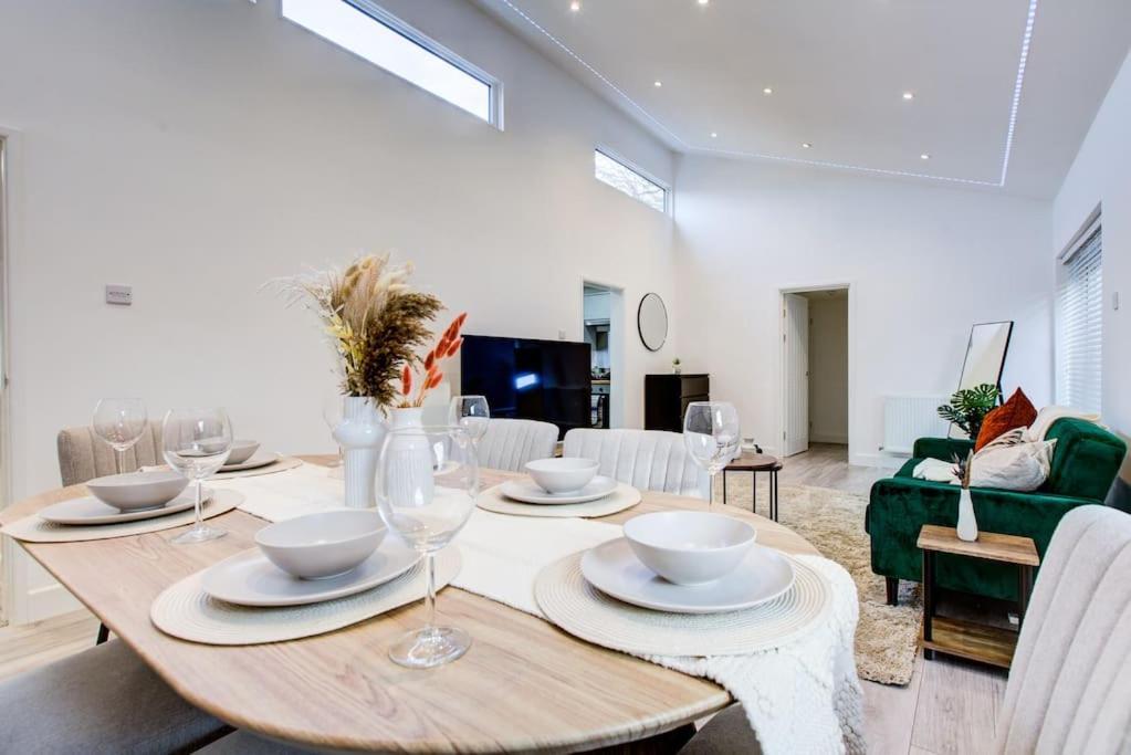 Sleek 3 Bedroom 6 Beds 2 Bath