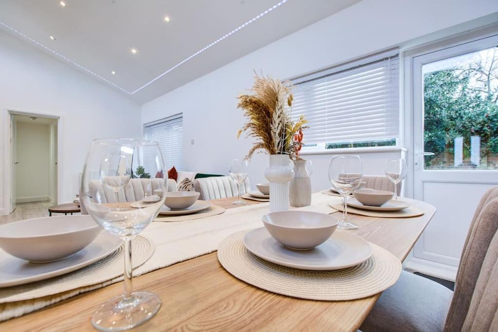 Apartment Sleek 3 Bedroom 6 Beds 2 Bath *