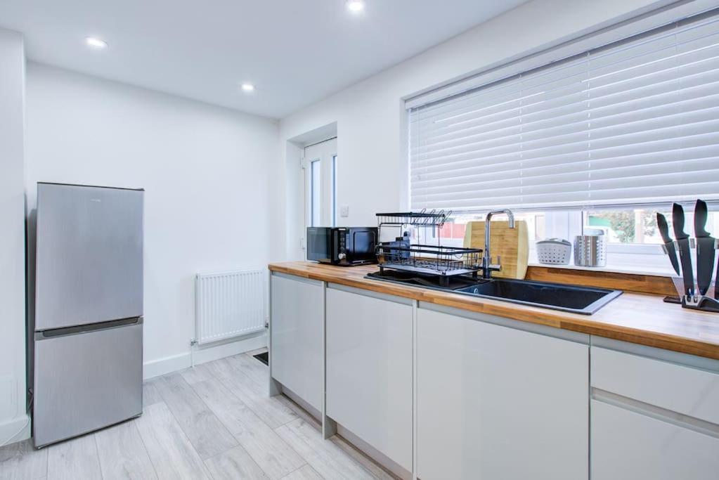 Sleek 3 Bedroom 6 Beds 2 Bath Colchester