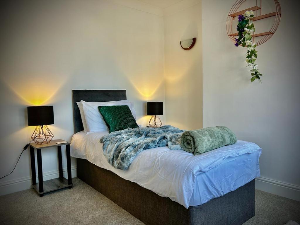 6 Bedroom House - Pool Table - Contractors, Crew, Group Holiday home *