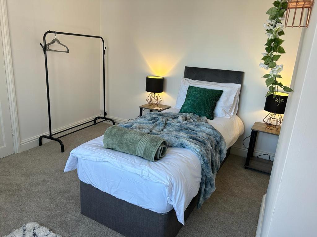 6 Bedroom House - Pool Table - Contractors, Crew, Group Holiday home Colchester