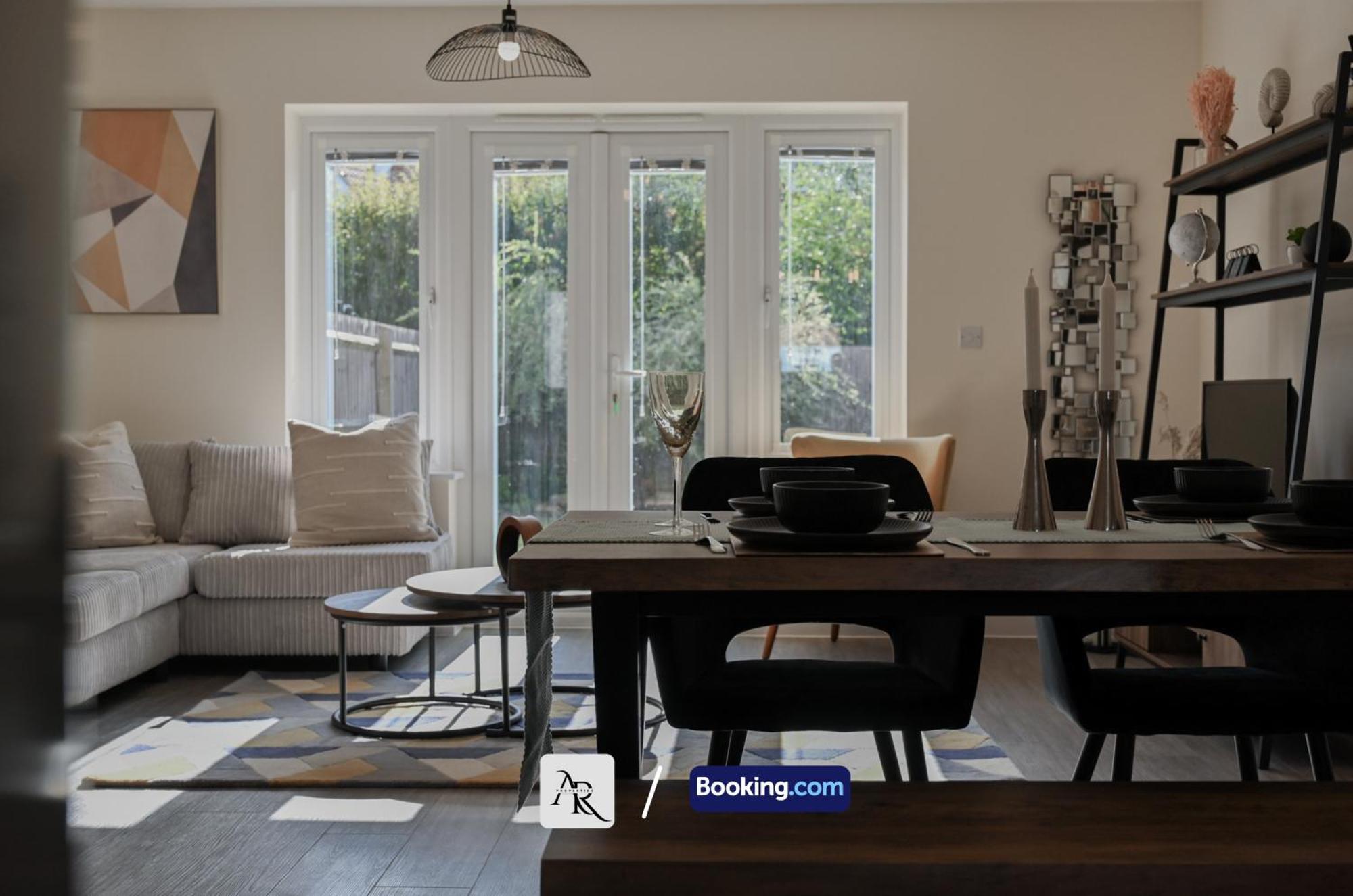 Luxury House By Ar Short Lets & Serviced *