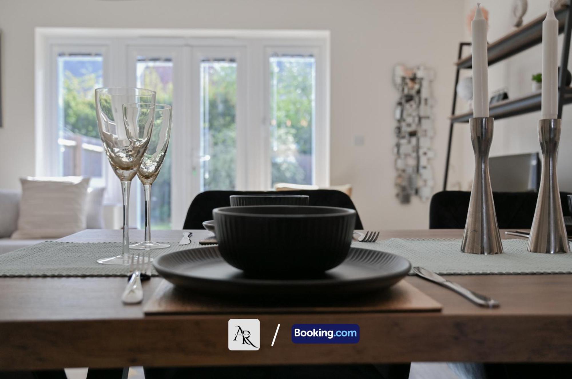 Luxury House By Ar Short Lets & Serviced *