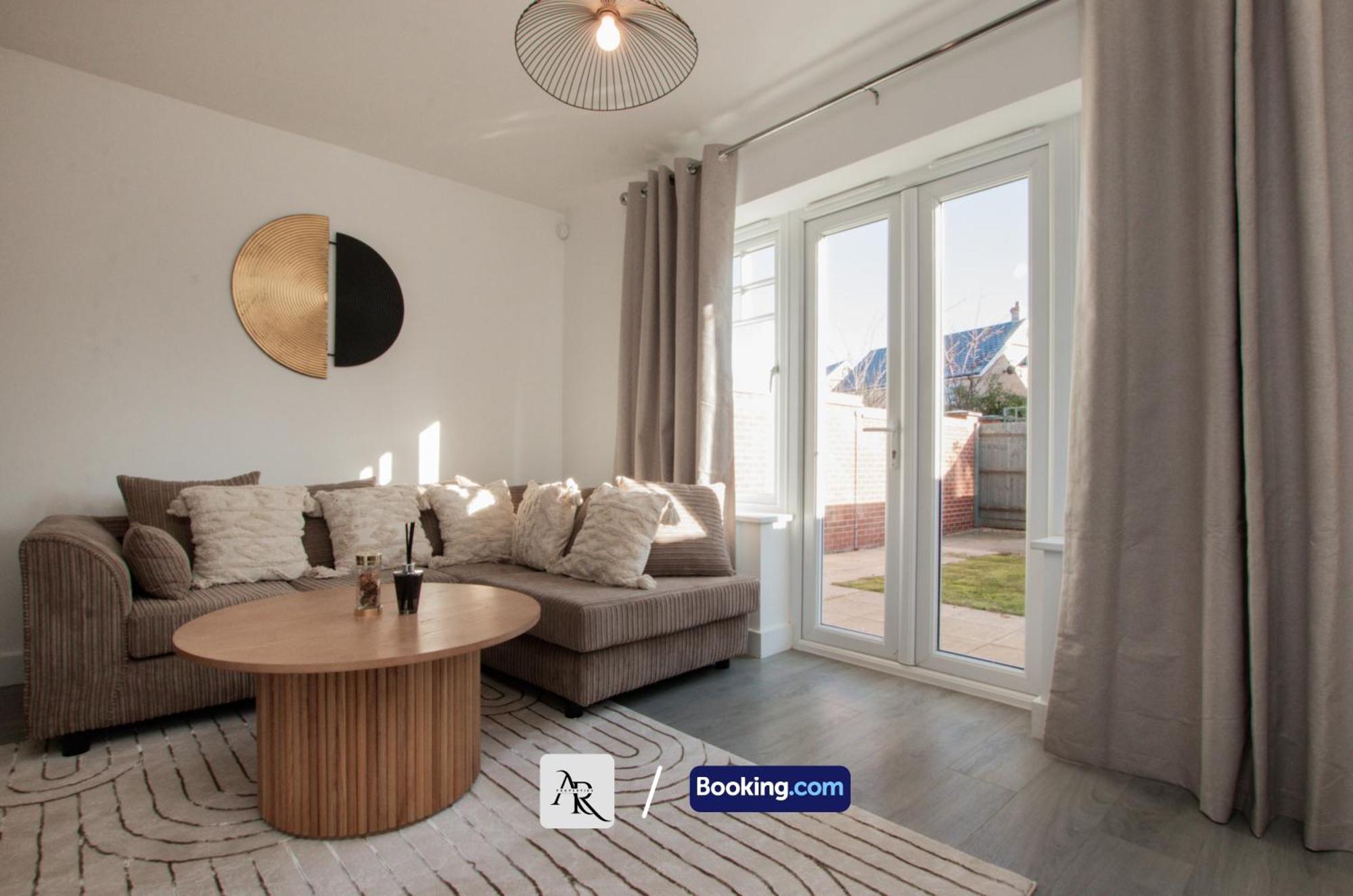 2 Bedroom House By Ar Short Lets & Serviced With Garden Holiday home *