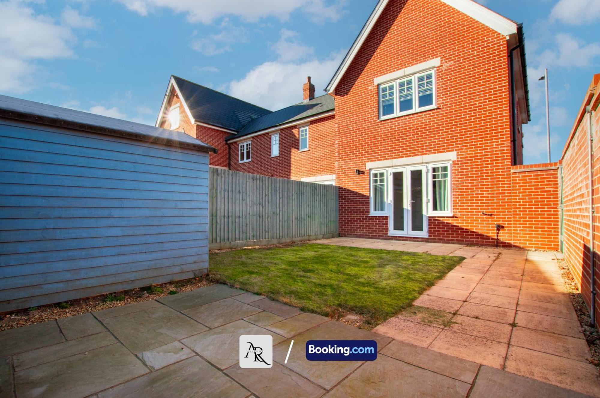 2 Bedroom House By Ar Short Lets & Serviced With Garden Holiday home