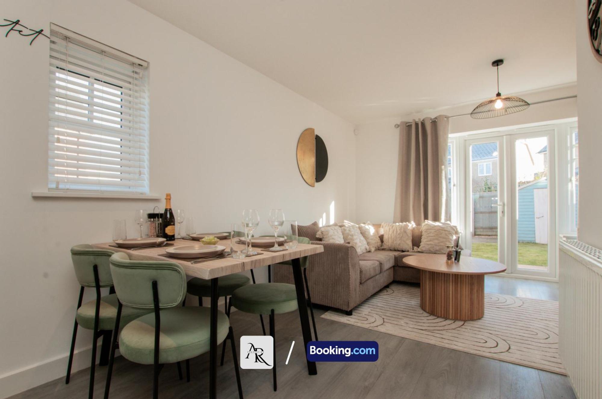 2 Bedroom House By Ar Short Lets & Serviced With Garden Holiday home *