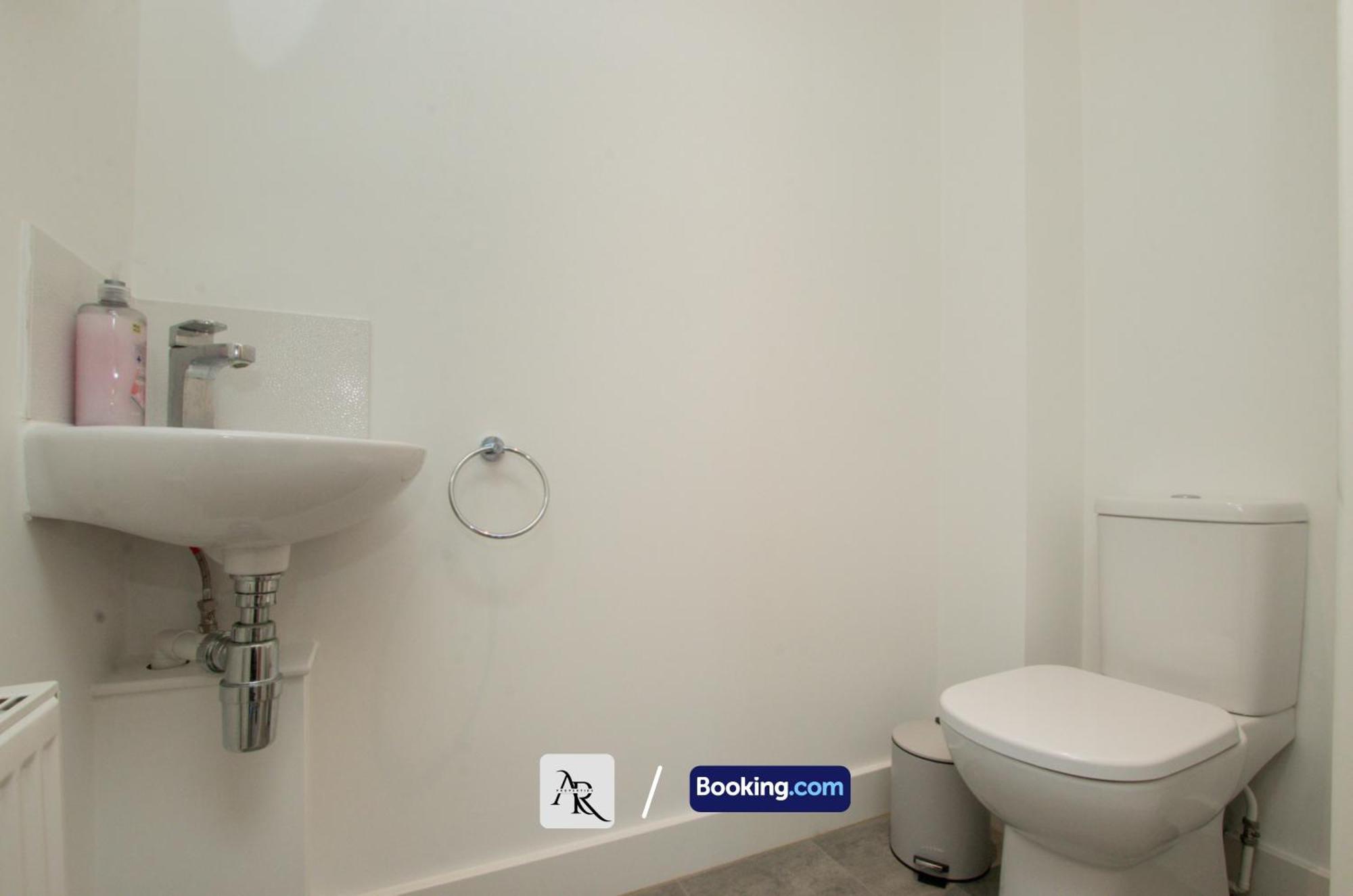 2 Bedroom House By Ar Short Lets & Serviced With Garden * Colchester