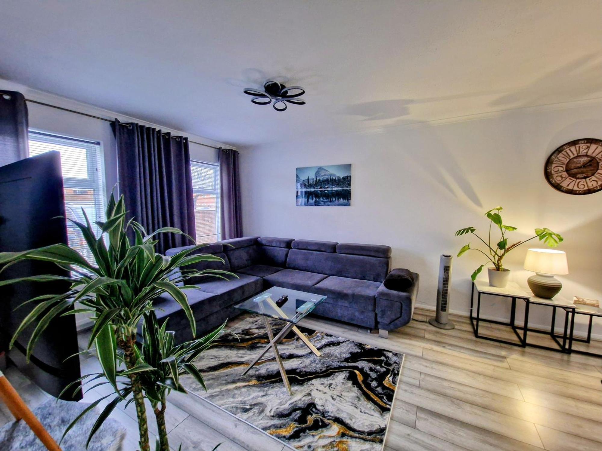 Modern And Spacious 3 Bedroom Family House With Workspace