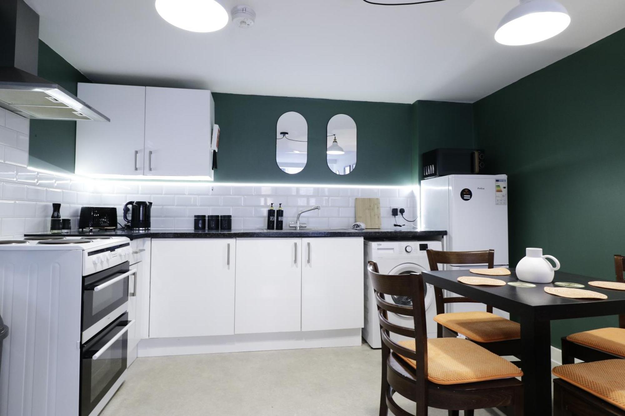 Entire Town Centre Free Parking Wifi Apartment *