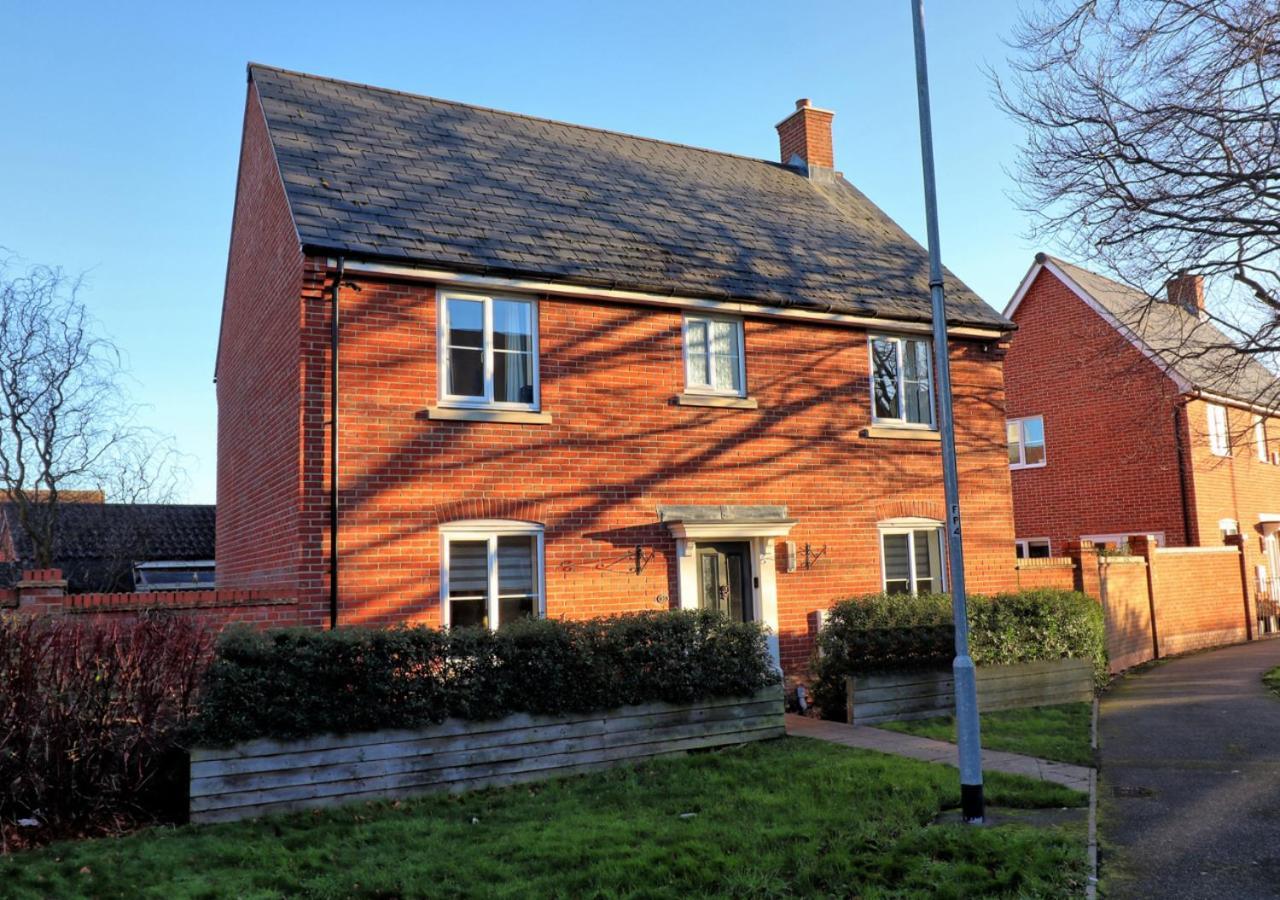 - 4 Bedroom - Sleeps 8 - Long Term - Business - Contractors - Families Holiday home Colchester