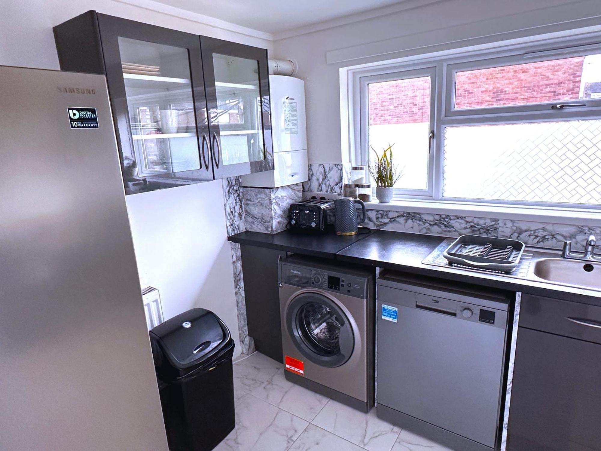Luxury With Free Parking Apartment