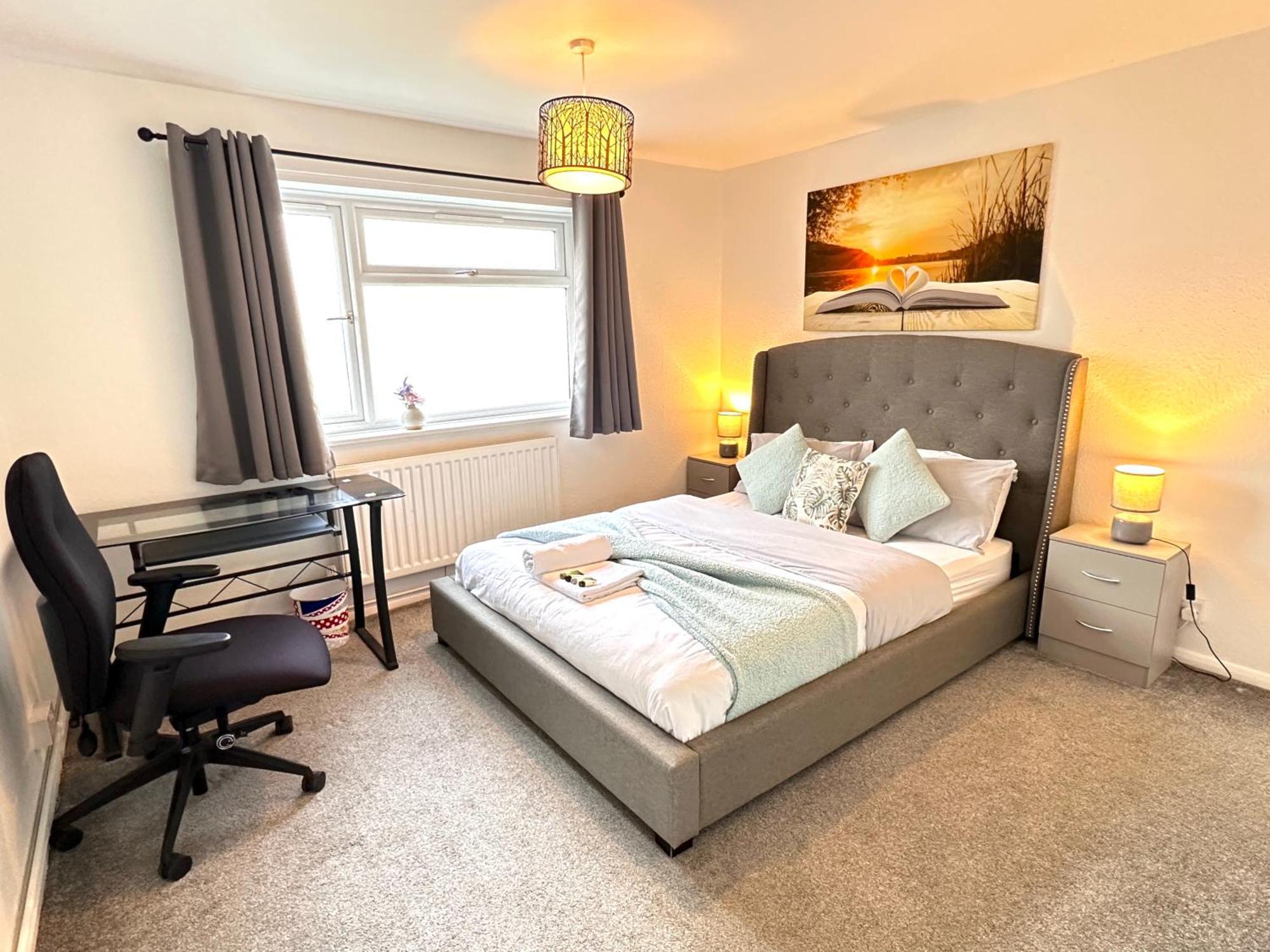 Luxury With Free Parking Apartment