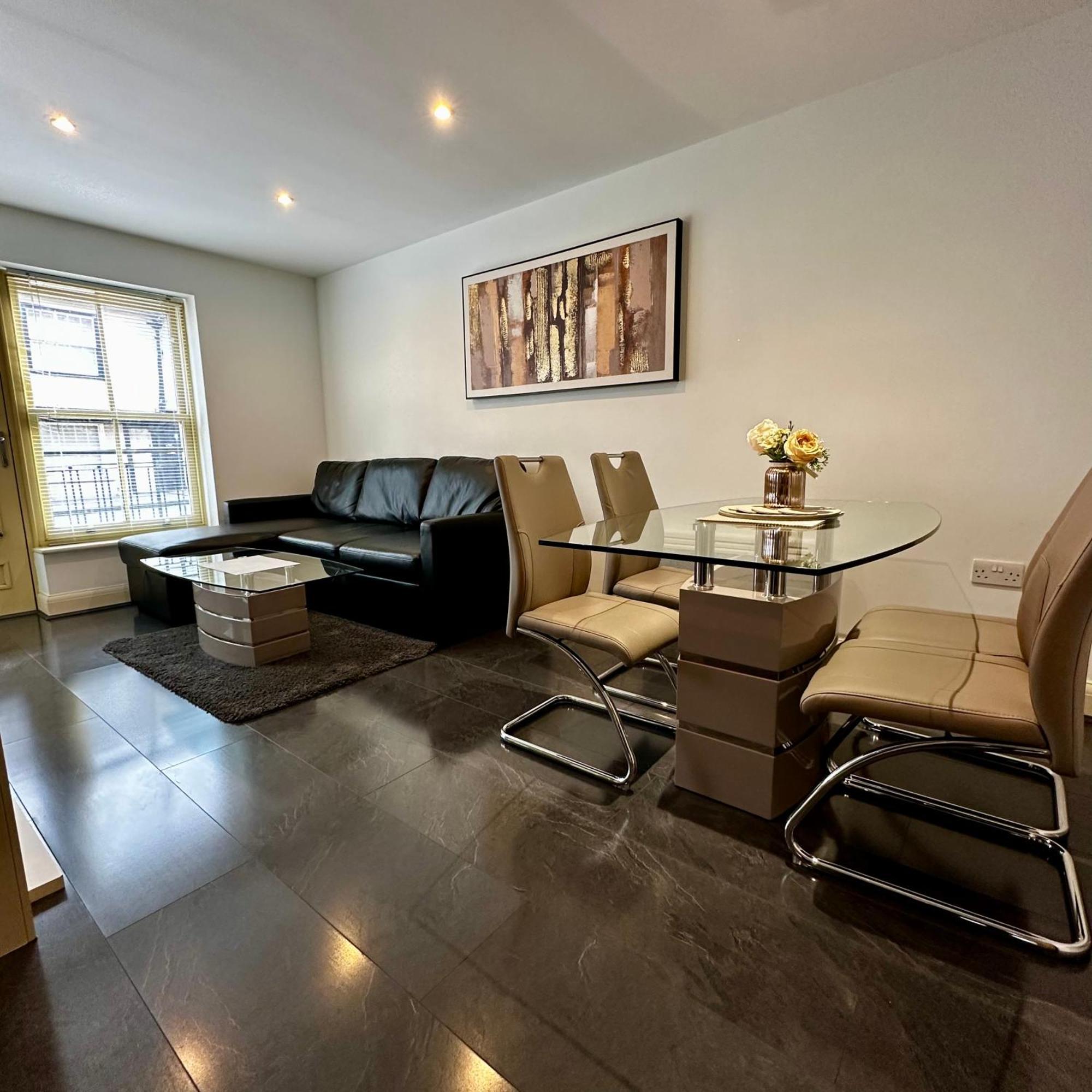 2 Bedroom Flat Ground Floor Town Centre Apartment *