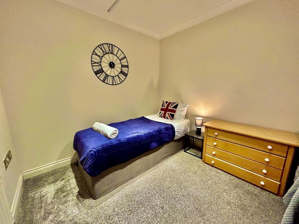 Holiday home 5 Bedroom House- Contractors, Crew, Group, Family Colchester