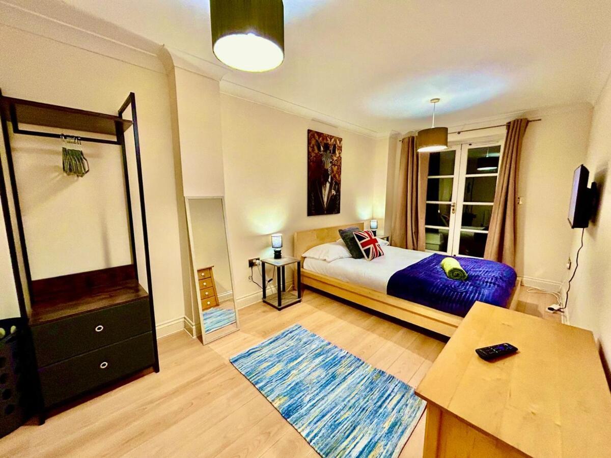 5 Bedroom House- Contractors, Crew, Group, Family * Colchester