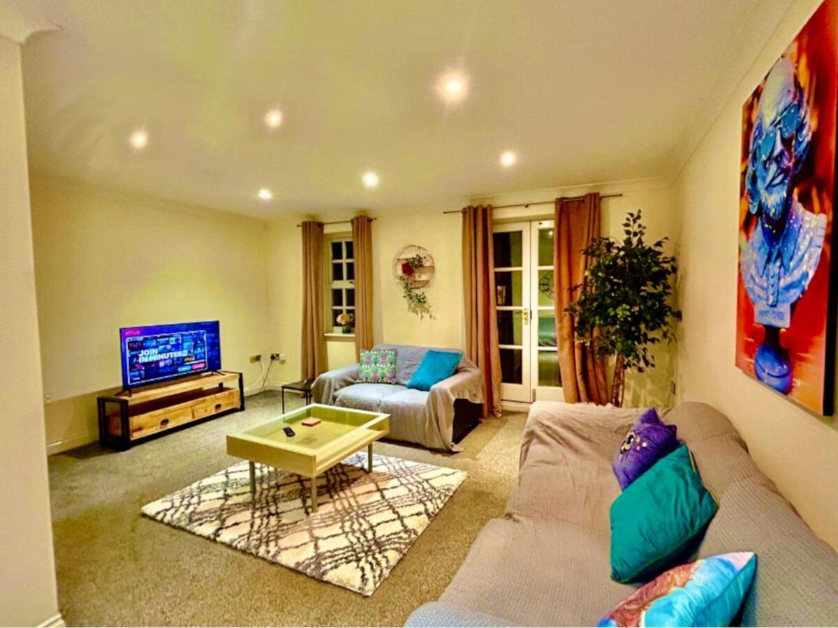 5 Bedroom House- Contractors, Crew, Group, Family Holiday home *