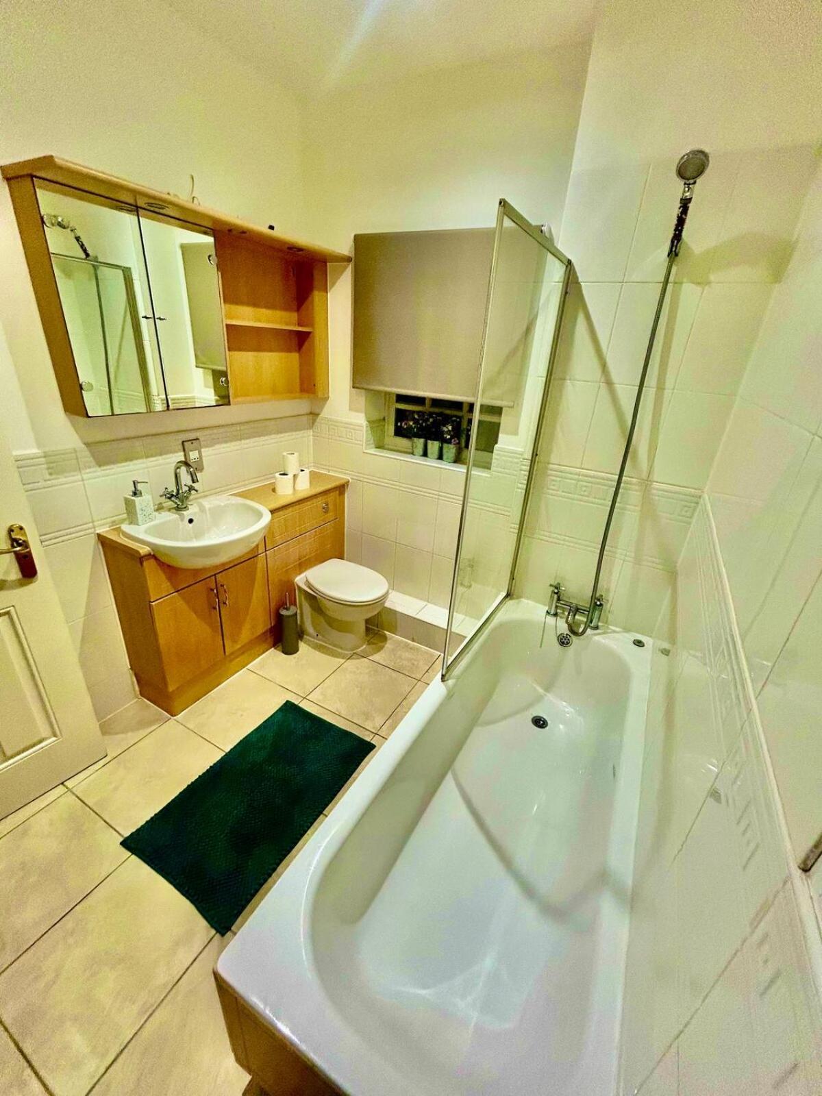 5 Bedroom House- Contractors, Crew, Group, Family Holiday home