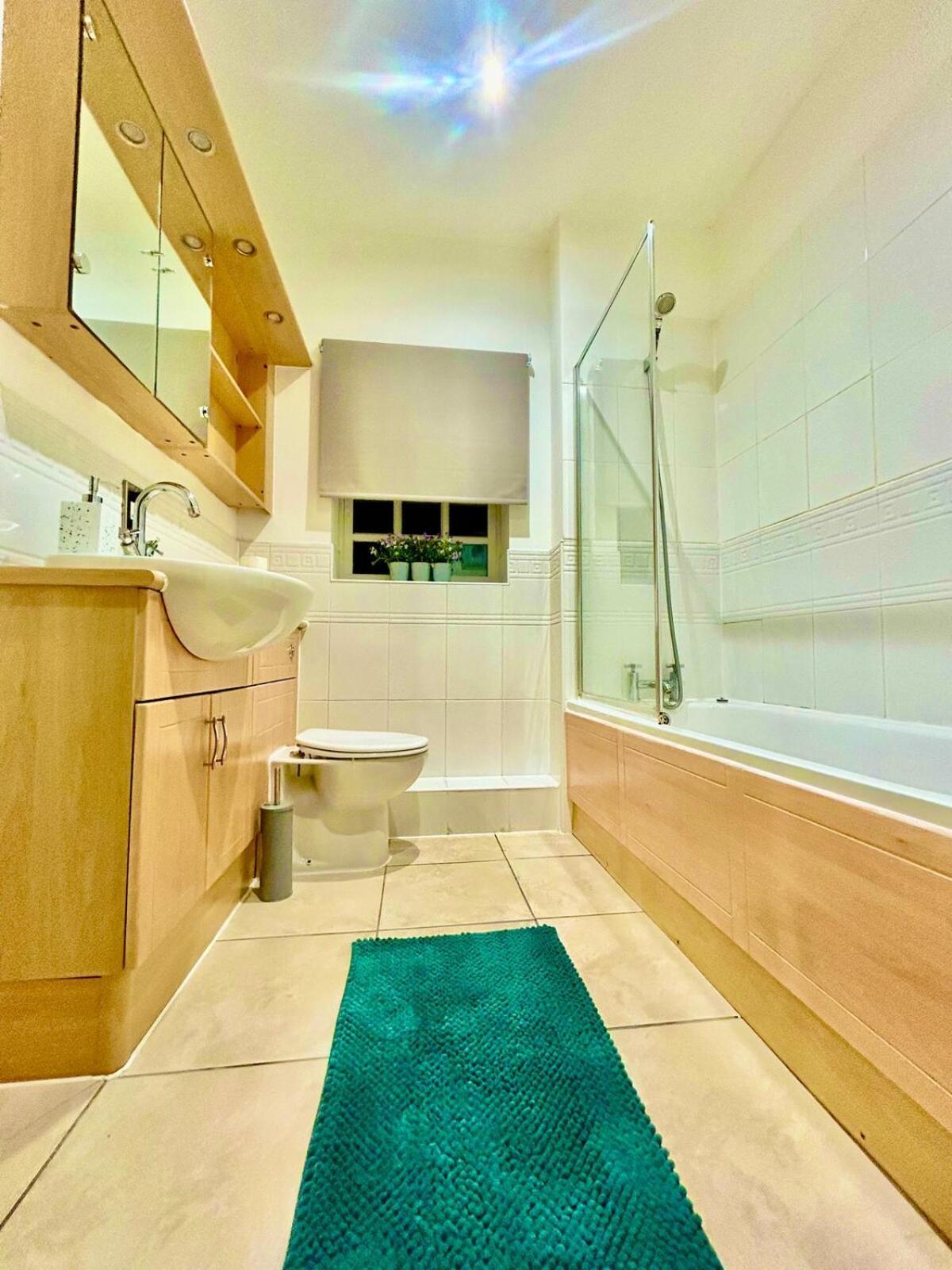 Holiday home 5 Bedroom House- Contractors, Crew, Group, Family
