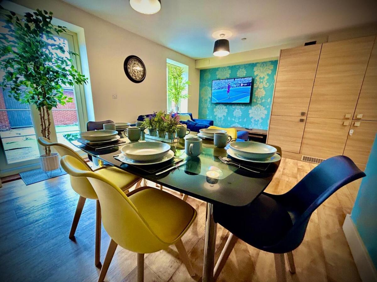 Holiday home 5 Bedroom House- Contractors, Crew, Group, Family *