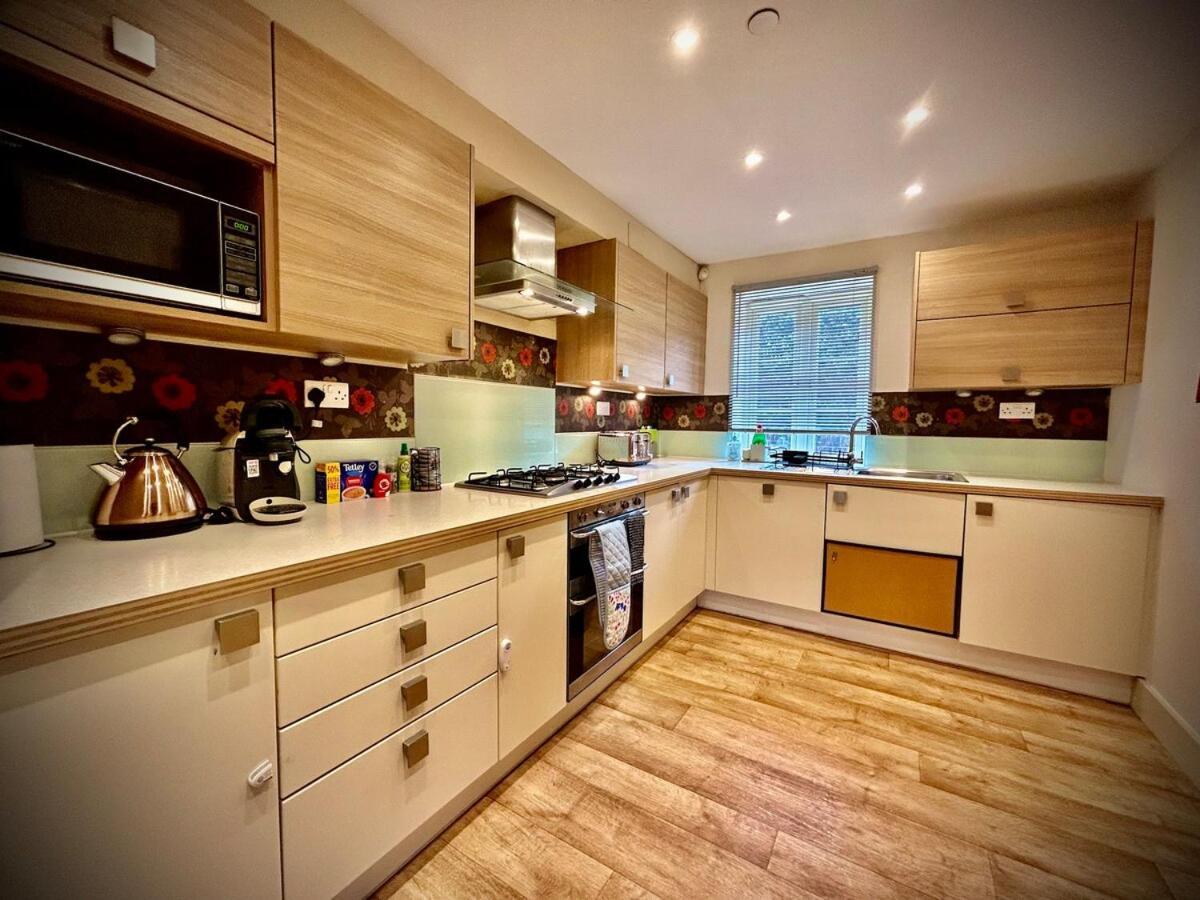 5 Bedroom House- Contractors, Crew, Group, Family Holiday home *