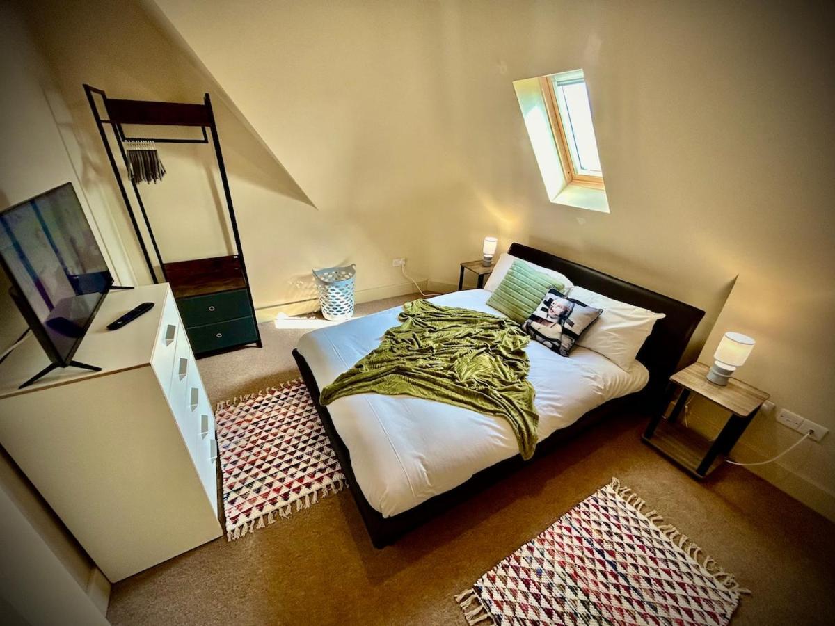 5 Bedroom House- Contractors, Crew, Group, Family Holiday home Colchester