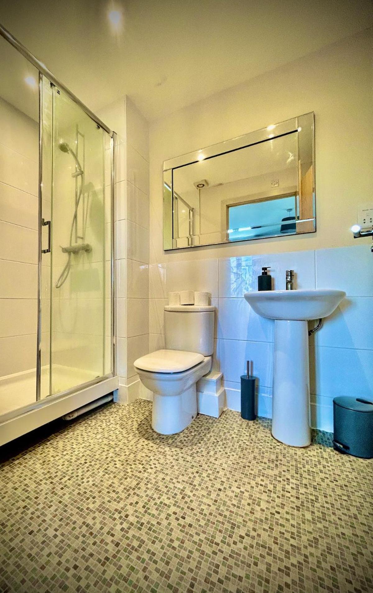 5 Bedroom House- Contractors, Crew, Group, Family * Colchester