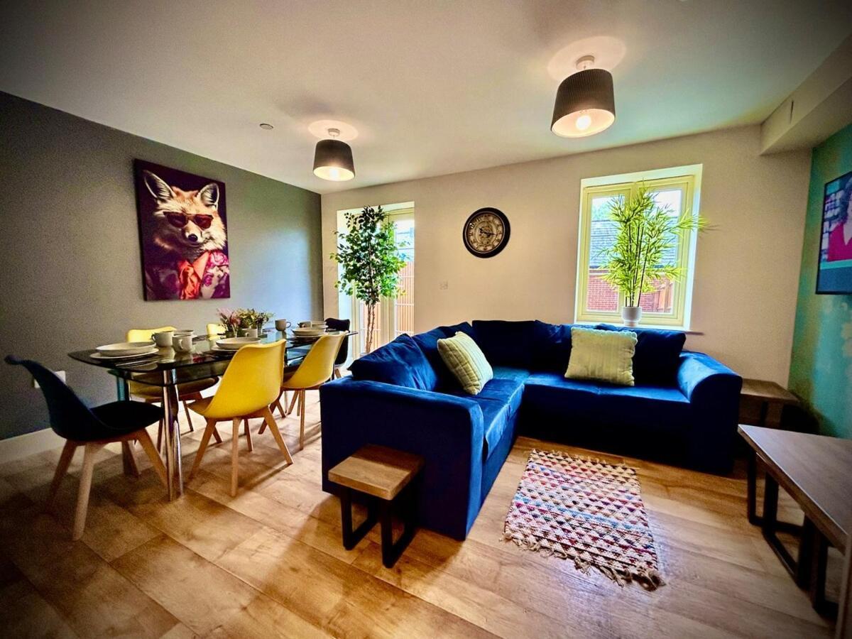5 Bedroom House- Contractors, Crew, Group, Family Holiday home Colchester