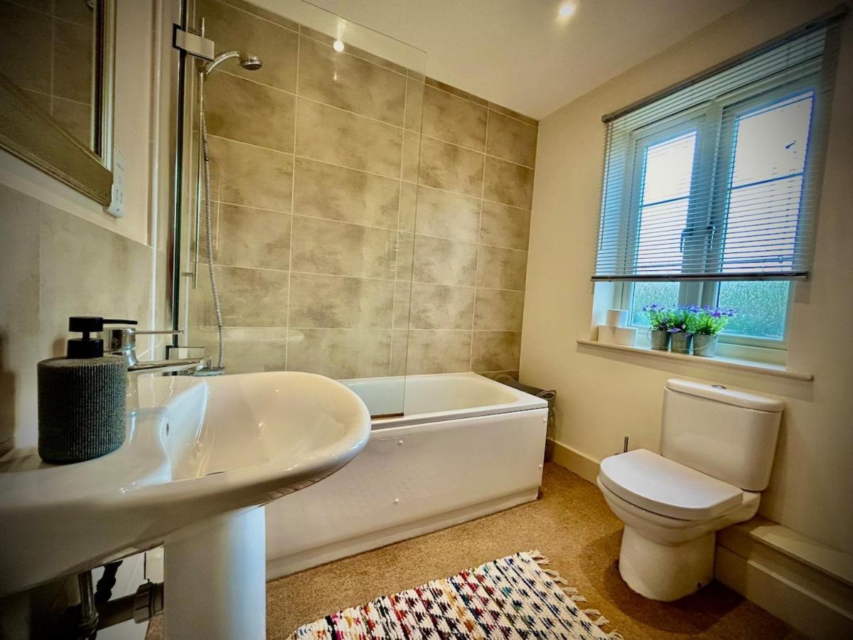 Holiday home 5 Bedroom House- Contractors, Crew, Group, Family *