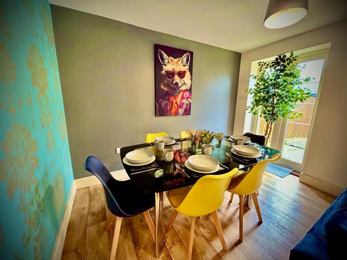 5 Bedroom House- Contractors, Crew, Group, Family Holiday home Colchester