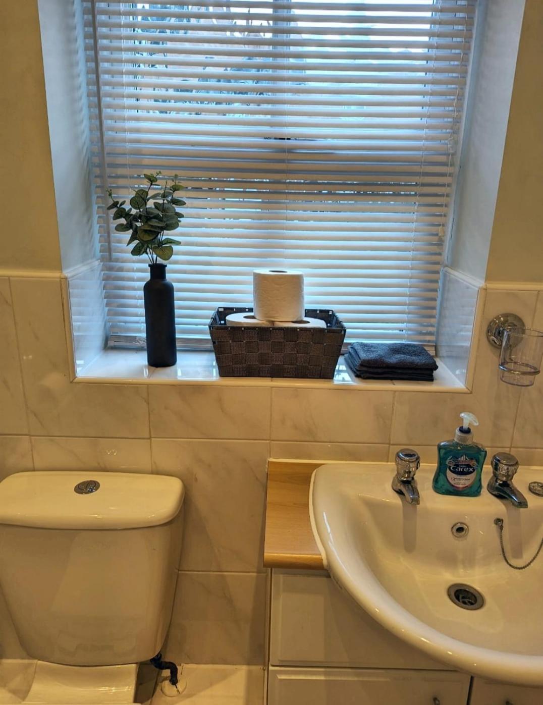 2-bed, Sleeps 5, 2 Bath, Parking, Wifi Apartment Colchester
