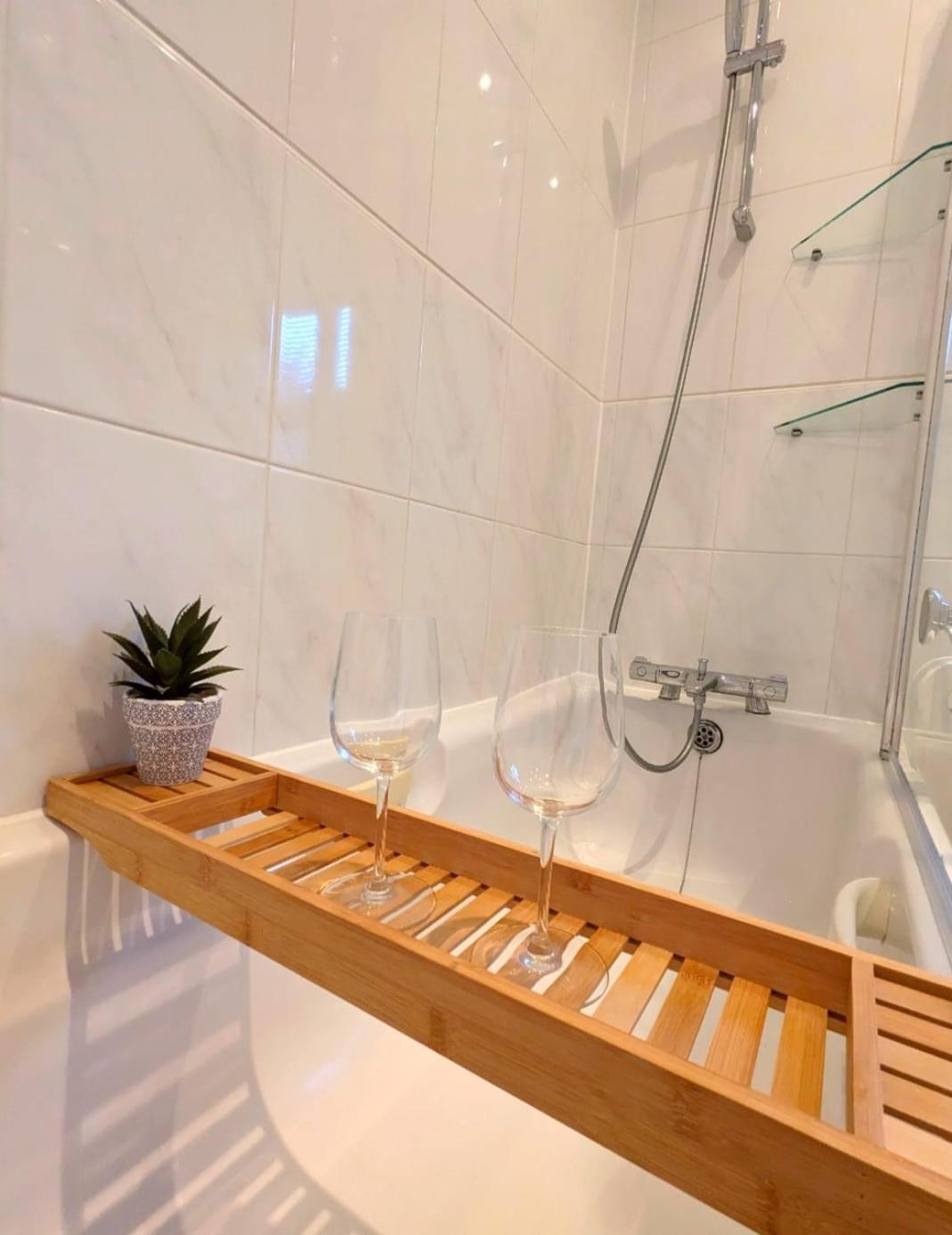 2-bed, Sleeps 5, 2 Bath, Parking, Wifi *