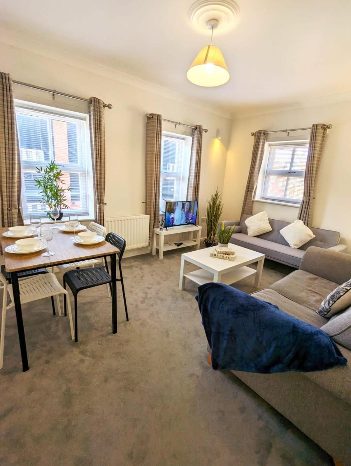 2-bed, Sleeps 5, 2 Bath, Parking, Wifi