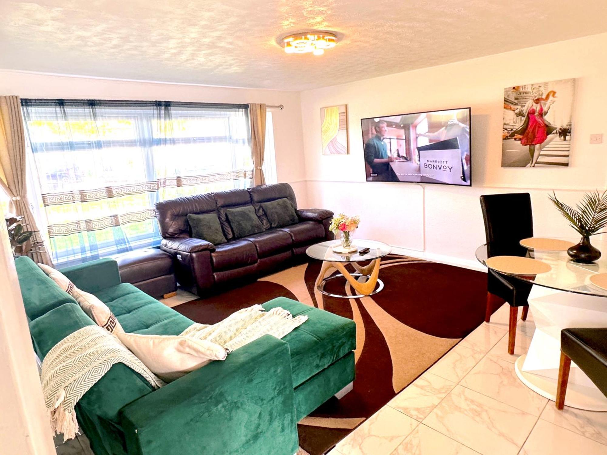 Luxury With Free Parking Apartment *