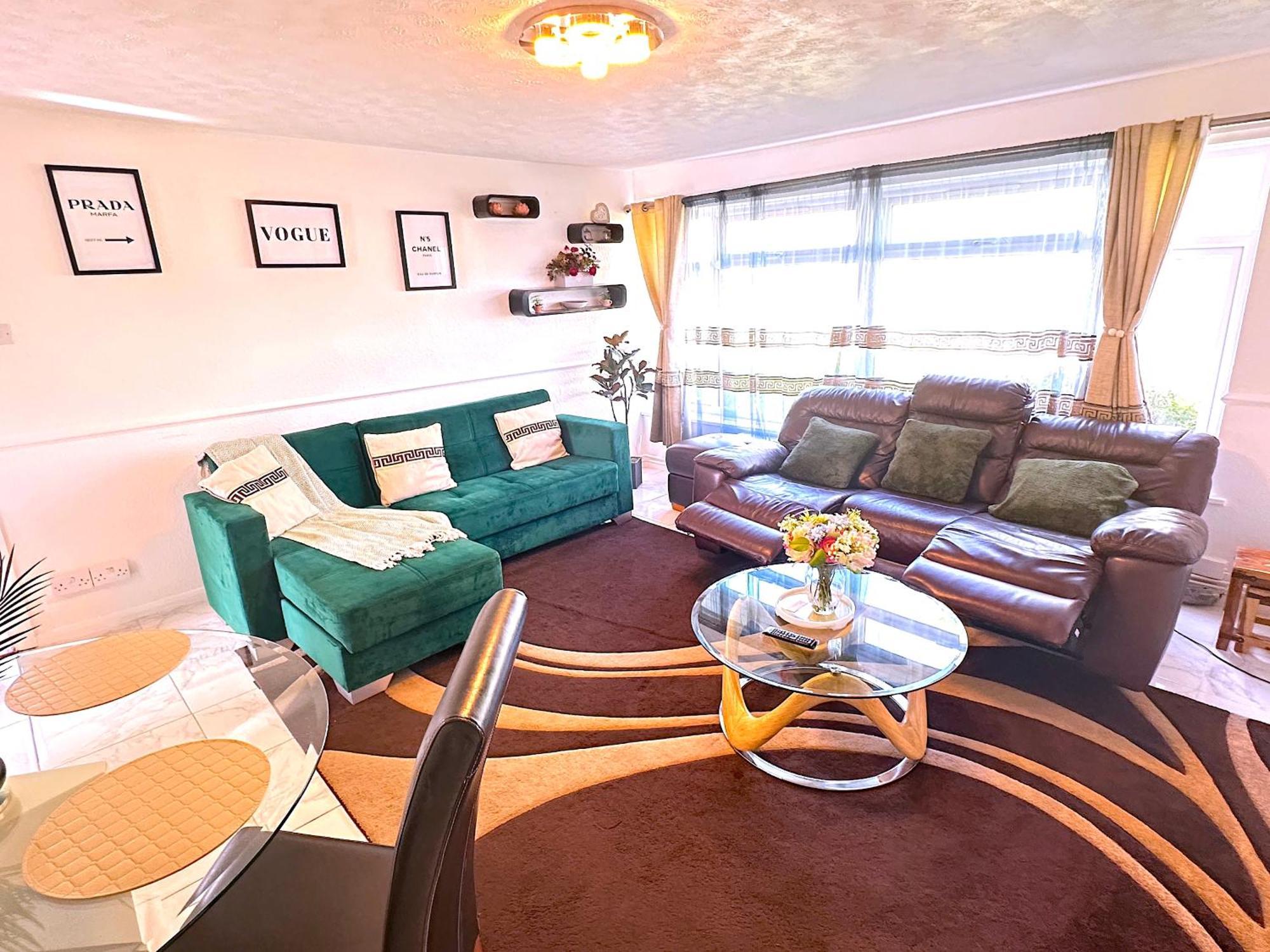 Luxury With Free Parking Apartment *