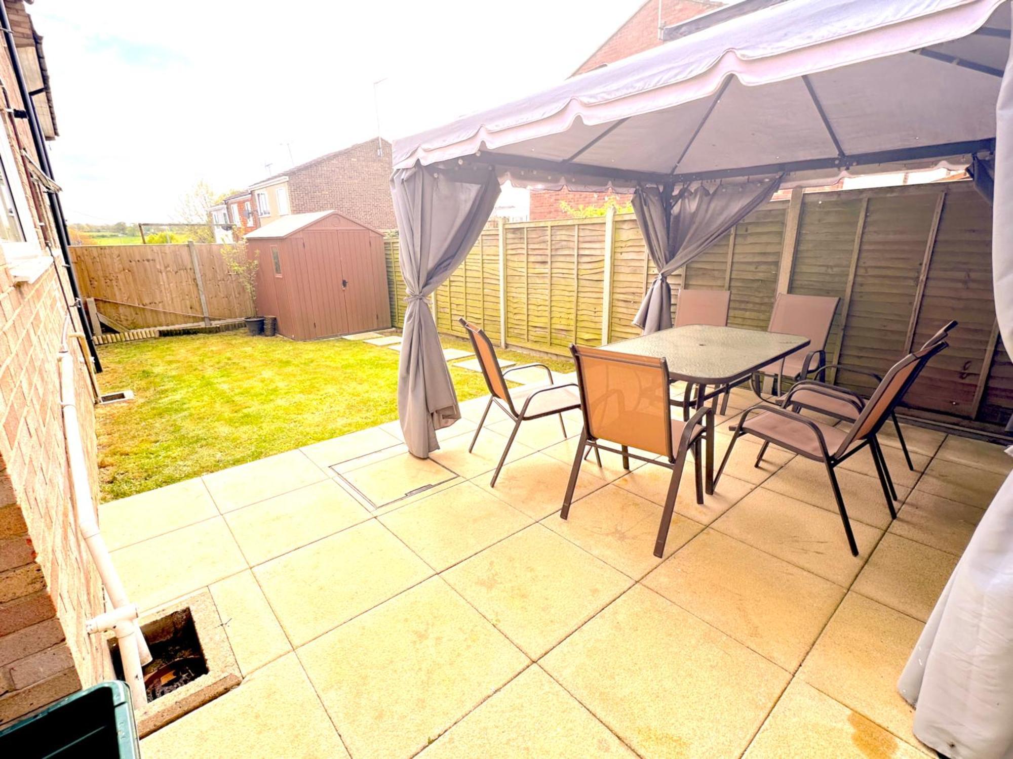 Luxury With Free Parking Apartment
