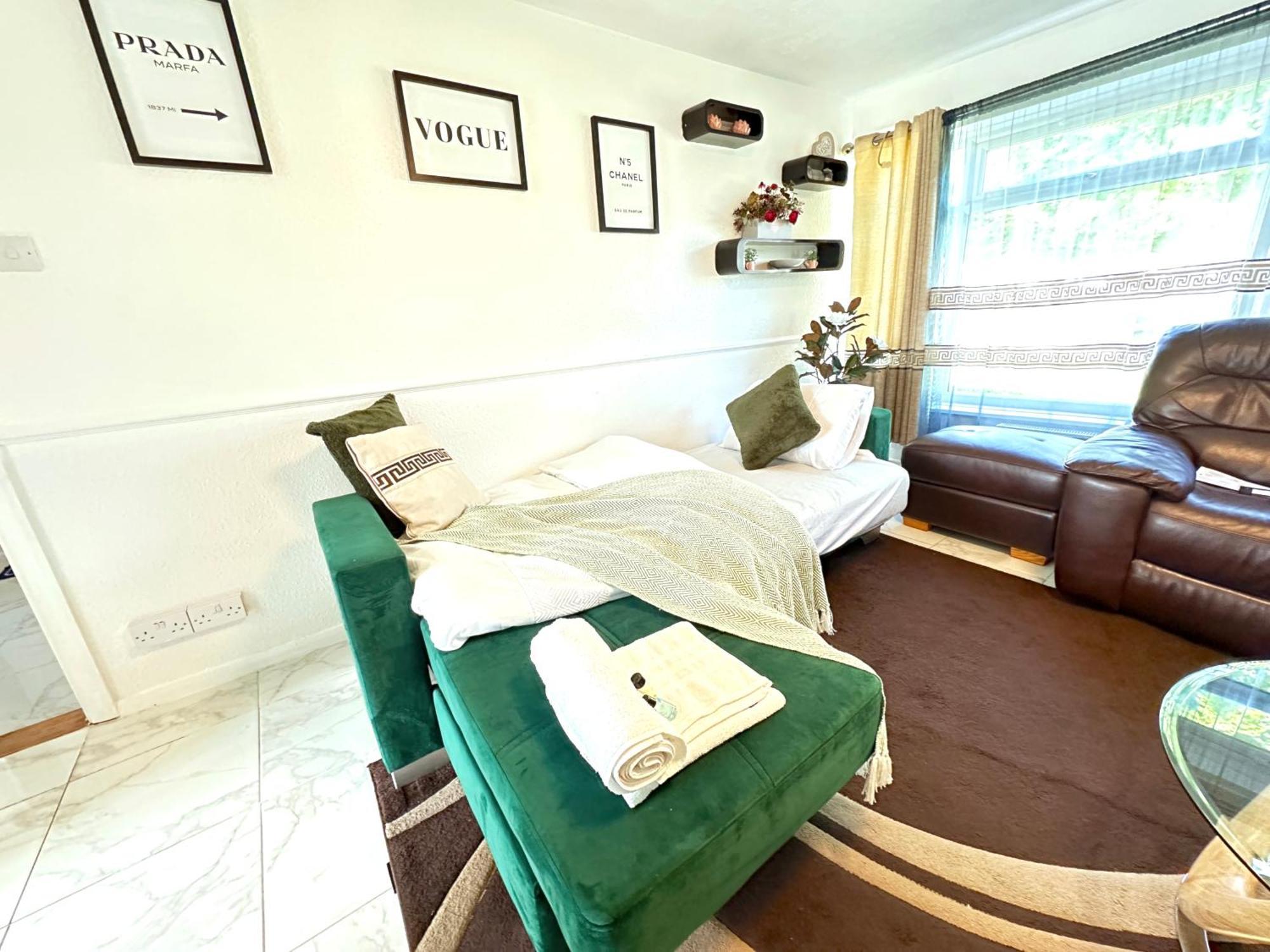 Luxury With Free Parking And 5 G Wifi Colchester