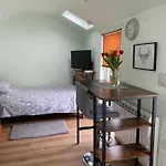 Cosy 1 Bed Garden Annexe