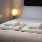 Two Double Bed Coach House With Parking Fast Wifi