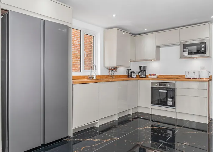 Roman Luxe 5 Beds House, Colchester Essex
