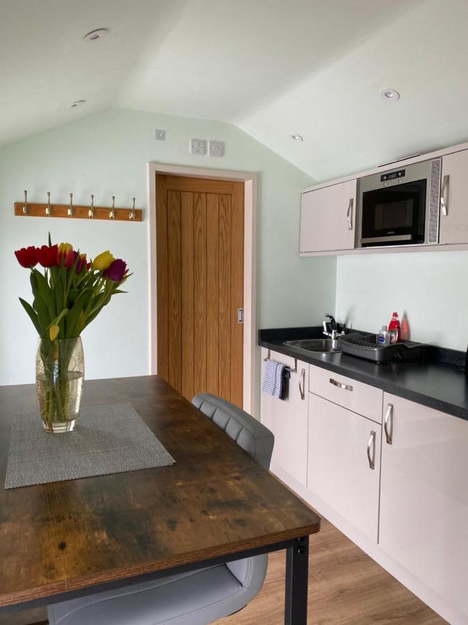 Cosy 1 Bed Garden Annexe Apartment *