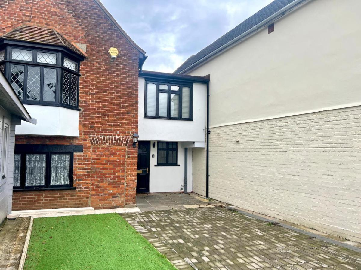 Duchess 2 Modern 3br In Ideal For Long Apartment Colchester