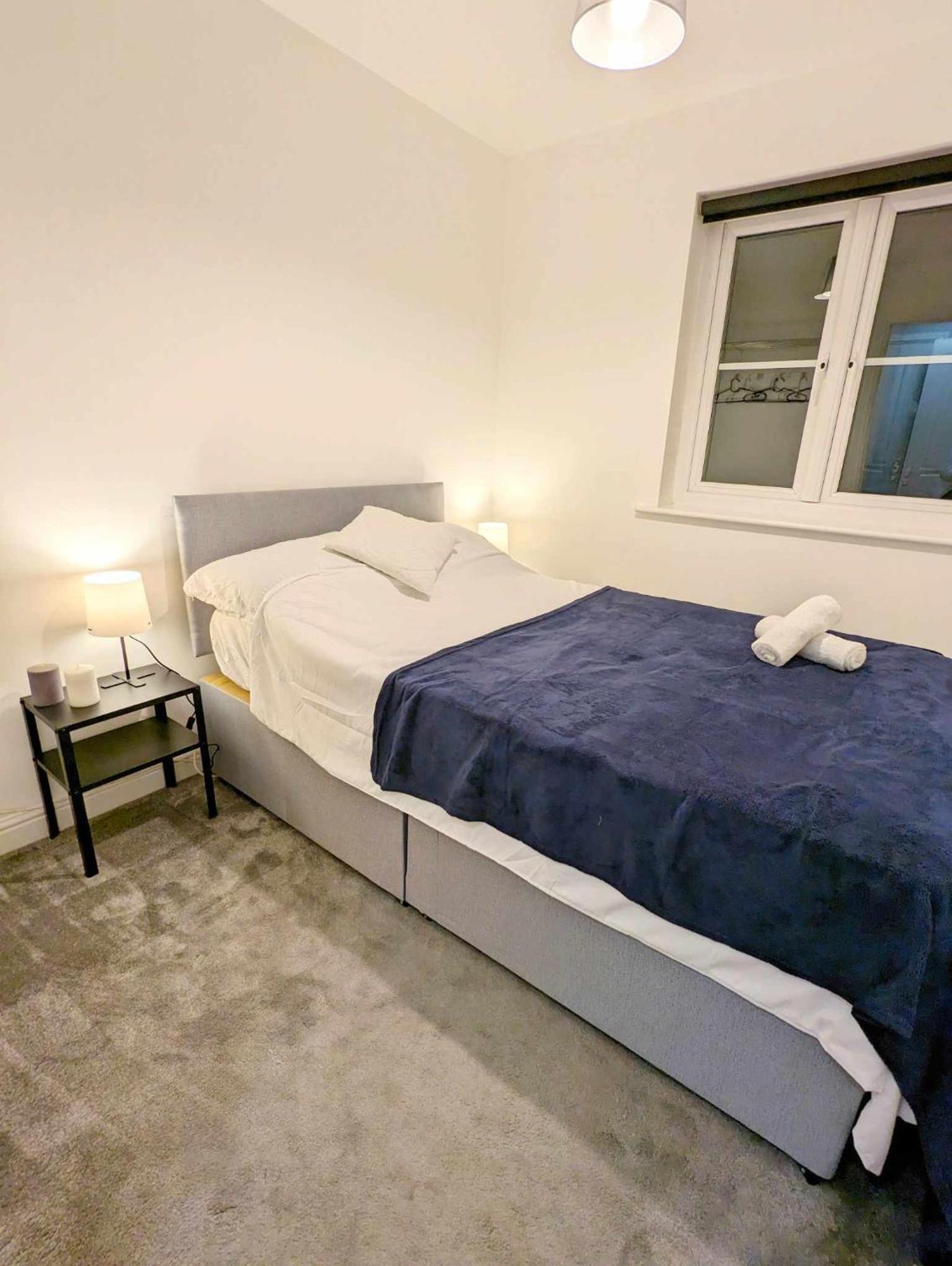 2-bed, Sleeps 5, 2 Bath, Parking, Wifi * Colchester