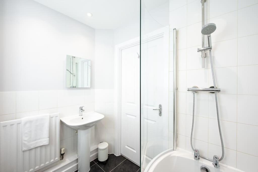 Two Double Bed Coach House With Parking Fast Wifi Apartment Colchester