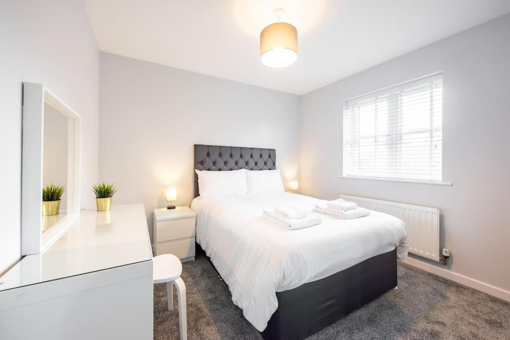 Two Double Bed Coach House With Parking Fast Wifi Apartment