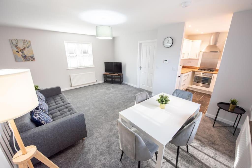Two Double Bed Coach House With Parking Fast Wifi Apartment