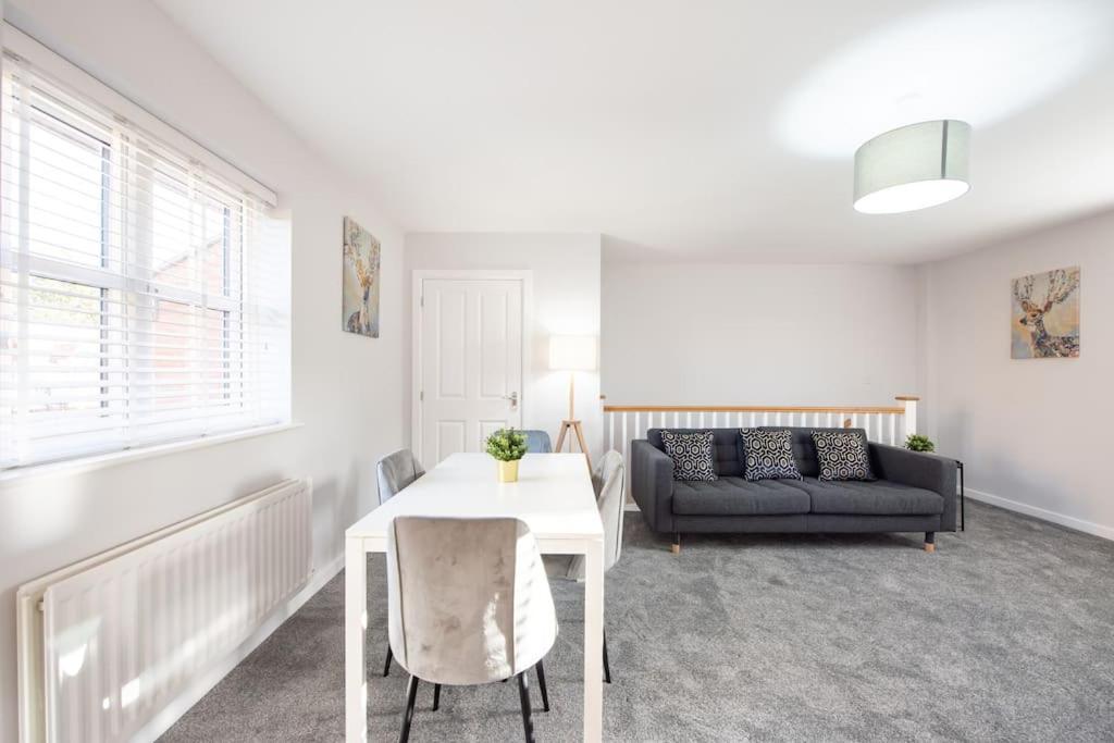 Two Double Bed Coach House With Parking Fast Wifi Apartment *